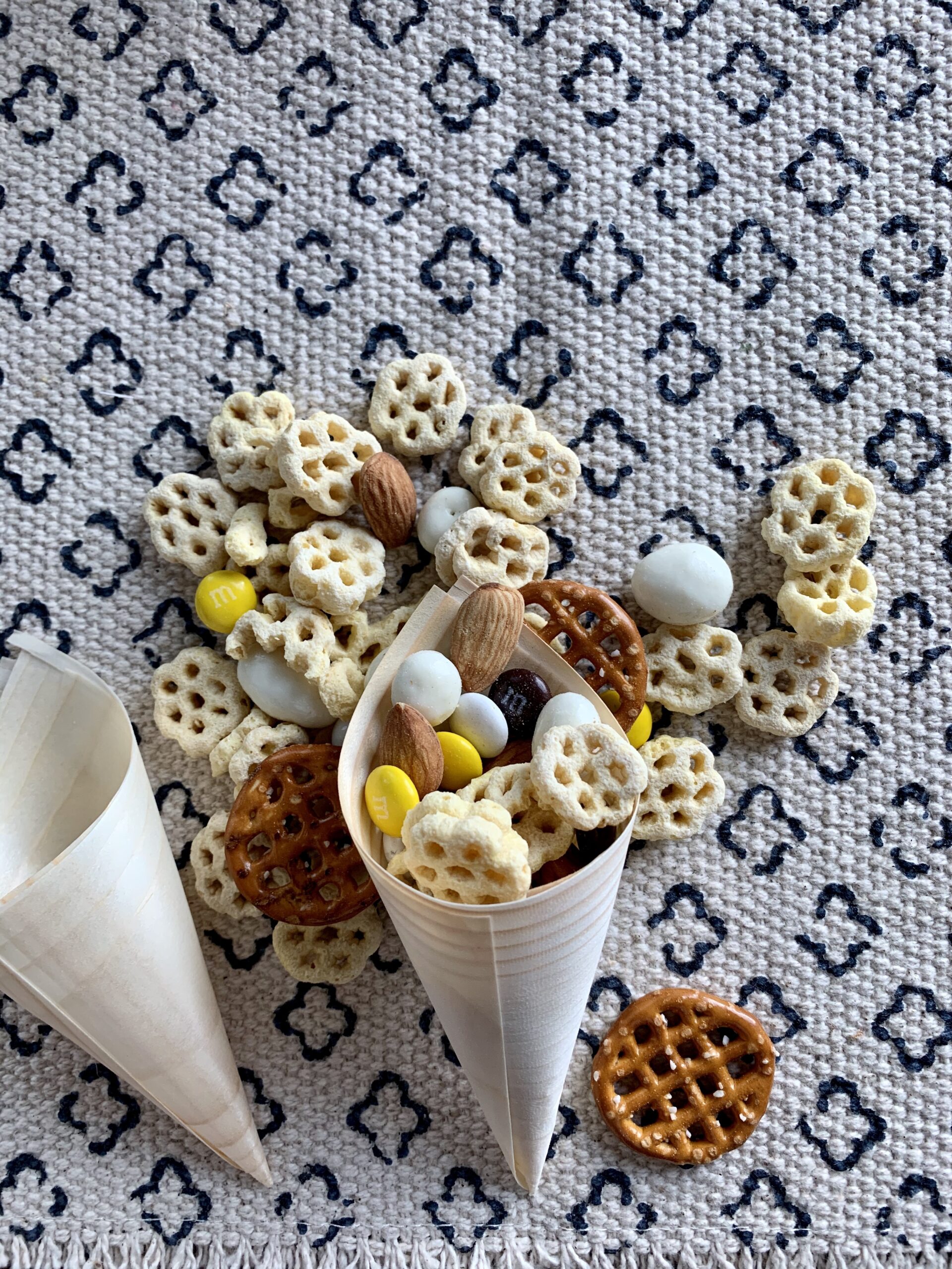 honeycomb snack mix for bee themed party