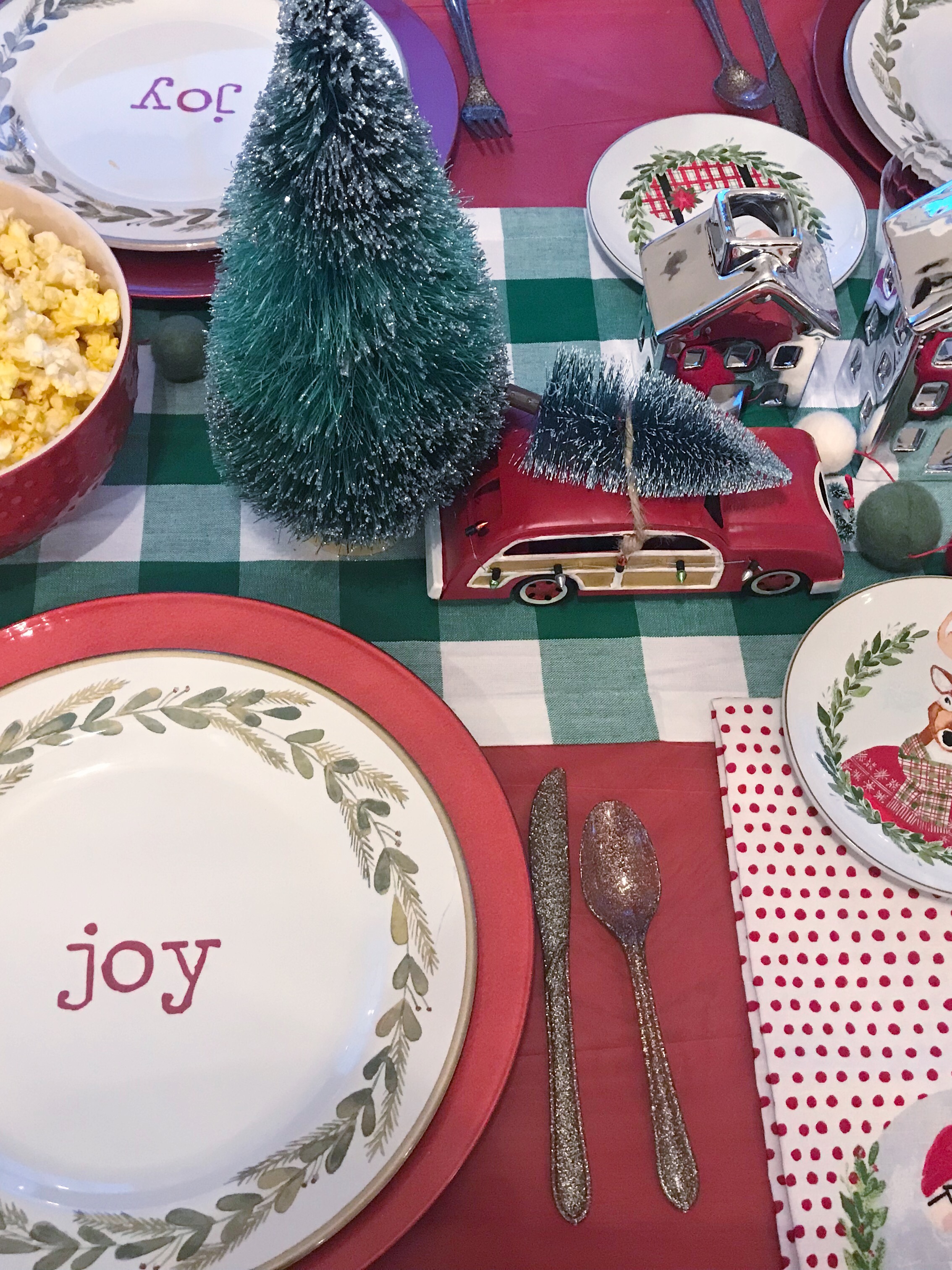 Christmas family friendly table settings 