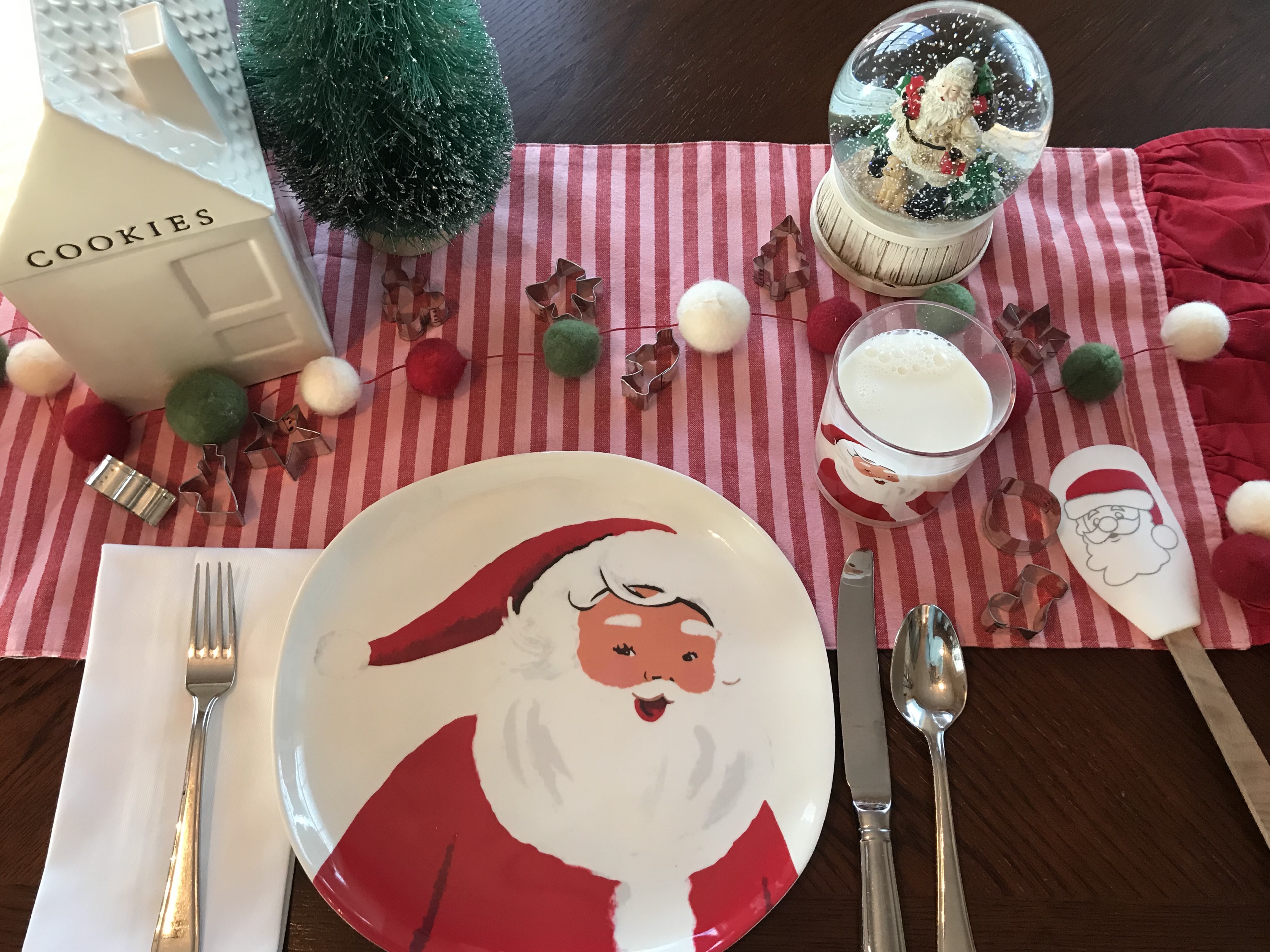 Cookie cutter Christmas table