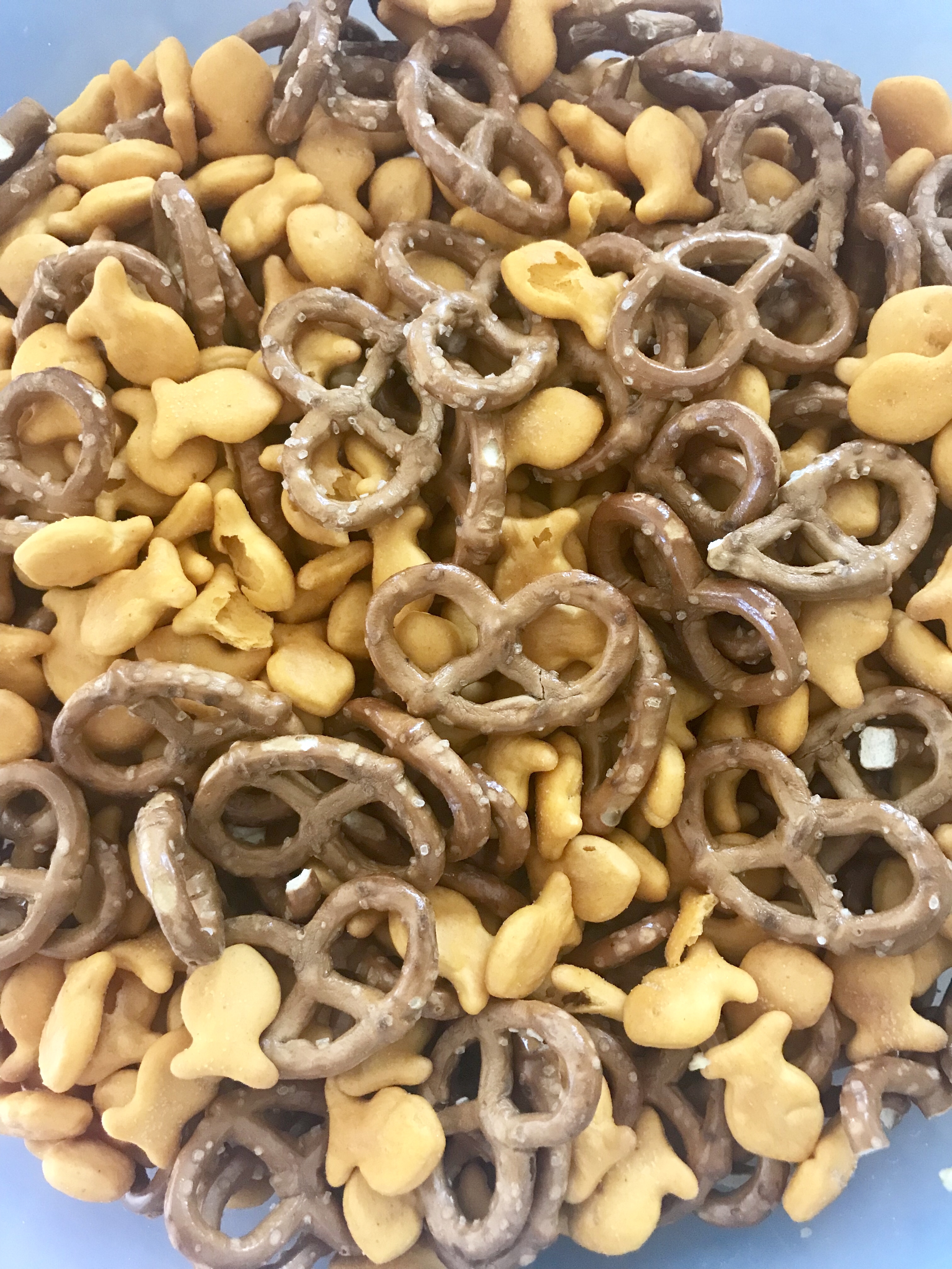 Goldfish and pretzel snack mix 