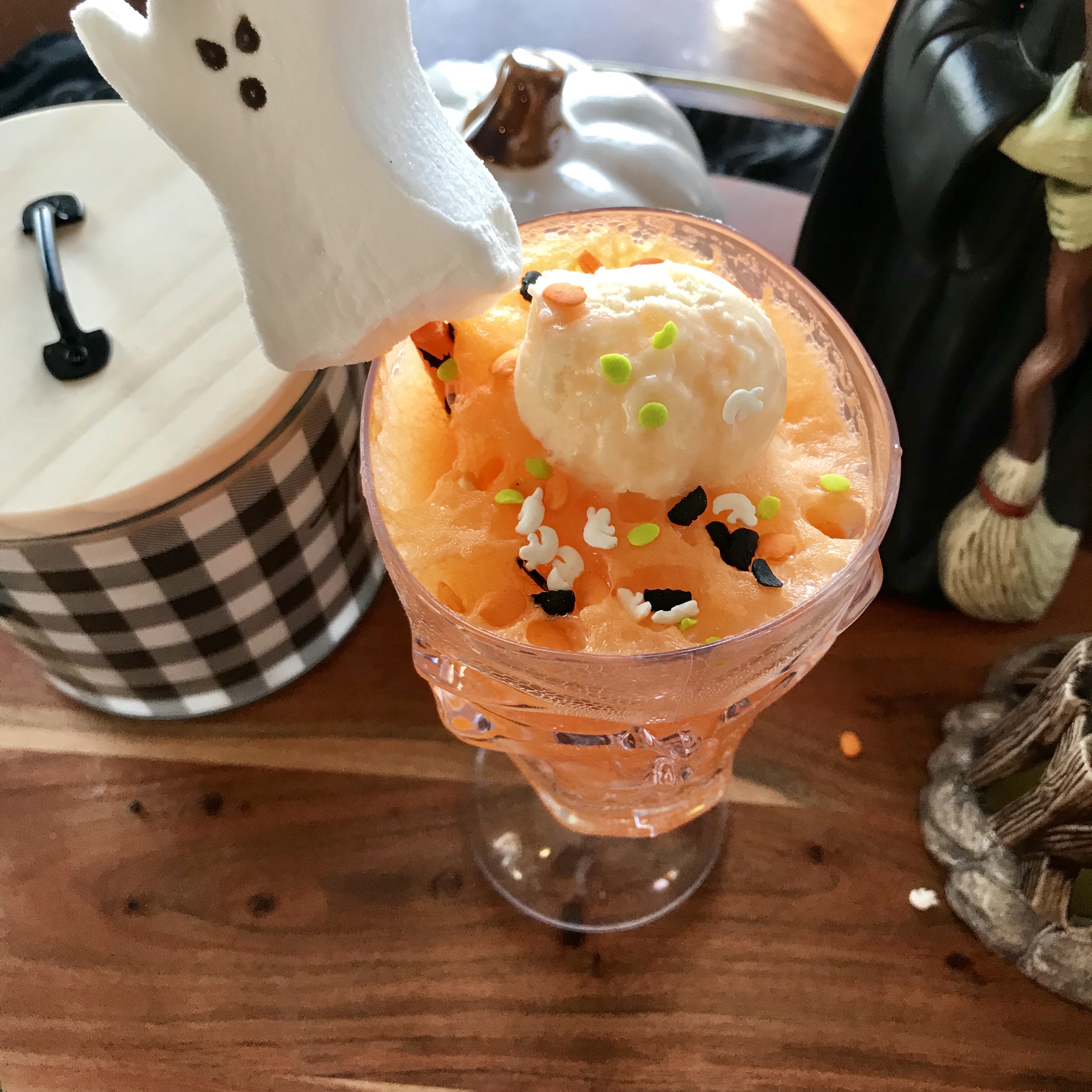 Halloween frozen yogurt and orange soda floats. Perfect for your ghosts and goblins!