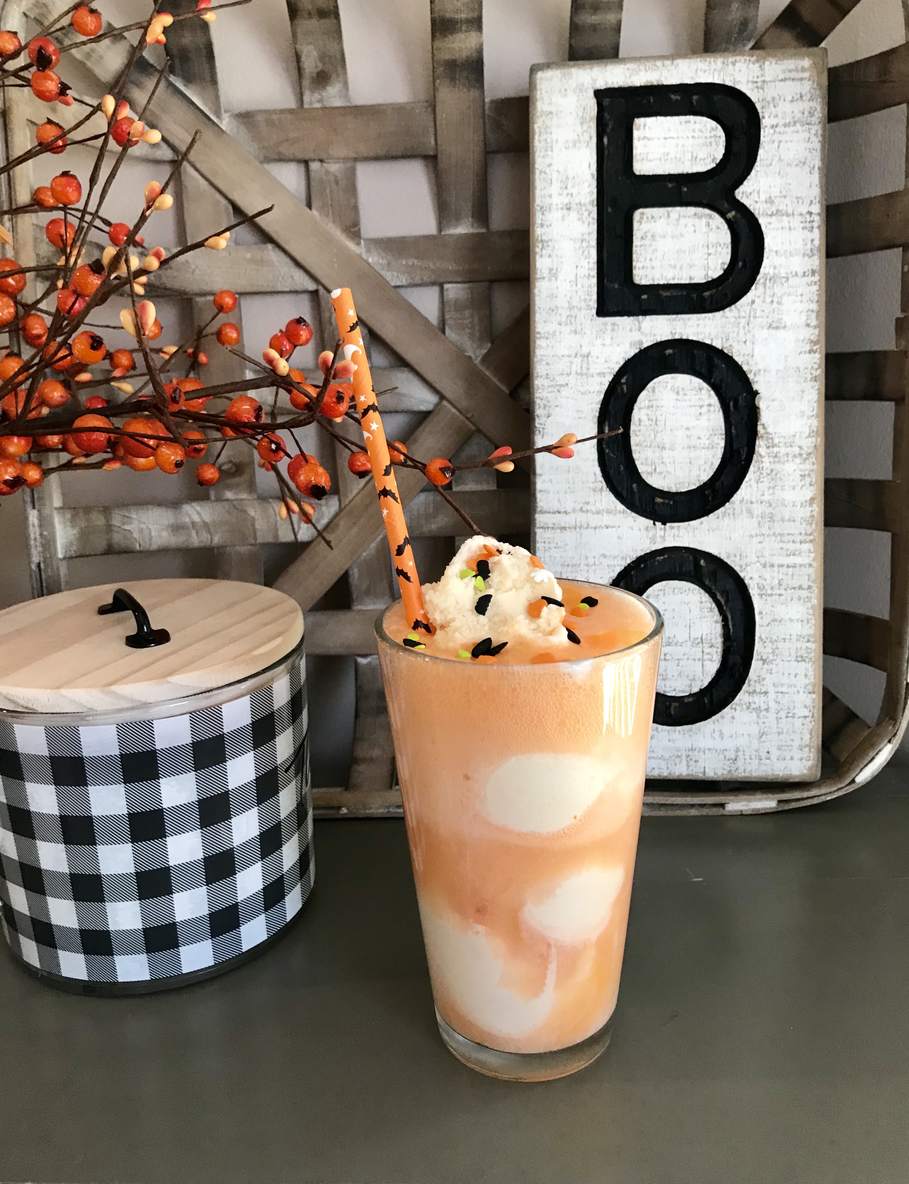 Halloween frozen yogurt and orange soda floats. Perfect for your ghosts and goblins!